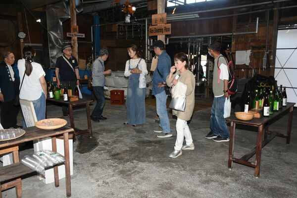 コンサートの休憩中に日本酒試飲を楽しむ参加者＝５月17日、日光市