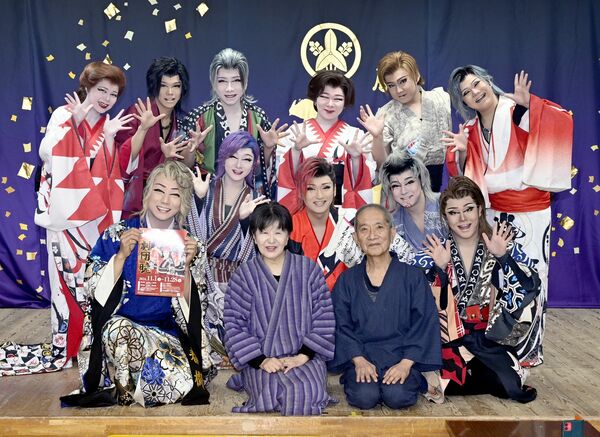 三咲てつやさん、ふぶき梨花さん夫妻（手前）と劇団暁の座員たち