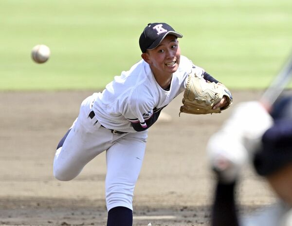 被安打3、1失点で完投した国学栃木の先発・辺見=エイジェックスタジアム、森田大地撮影