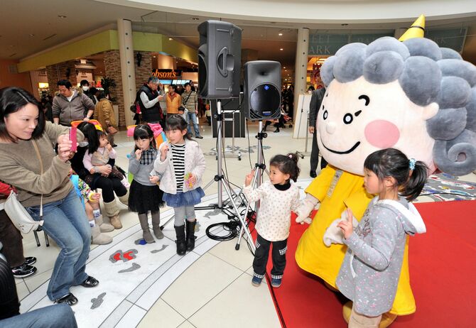 「子どもフェスタ・イン・ベルモール」に登場したどっとこちゃん。握手撮影会には長い行列ができた（2012年4月3日付）