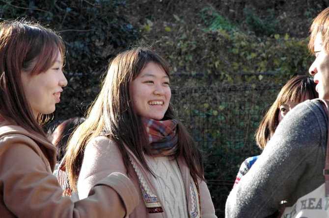 友だちと談笑する小河原沙織さん(中央)。3年前、父親を亡くした=2013年12月15日、東京都渋谷区