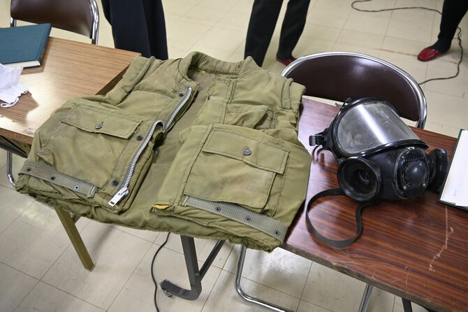 旧上九一色村の地元公民館に残る、信者が着用したとされる防弾チョッキやガスマスク