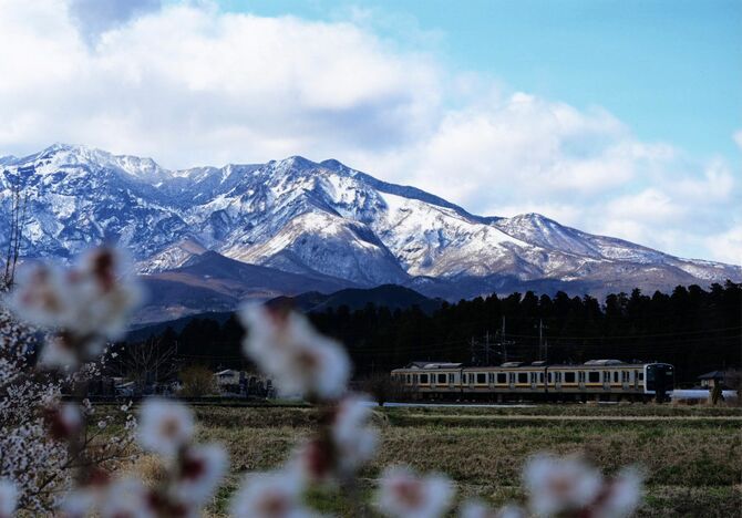 「山里の春とＪＲ日光線」北村通英（宇都宮）