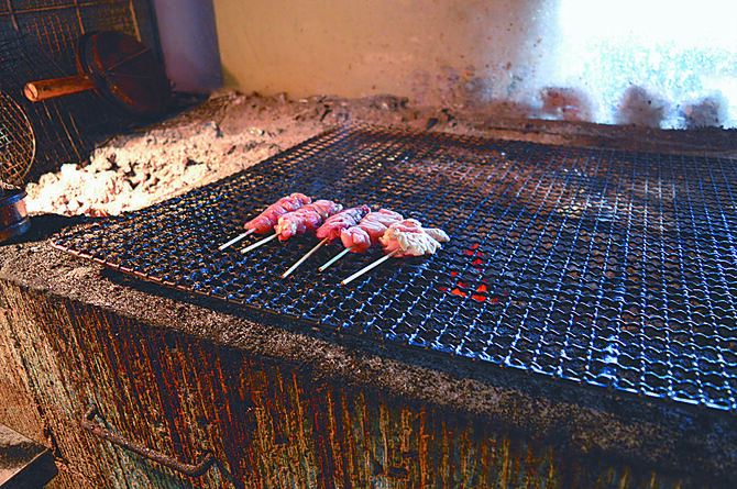 長さんが手作りした大谷石の焼き台