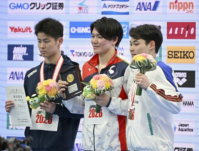 男子２００メートルメドレーで優勝した松下（中央、東洋大）＝東京アクアティクスセンター、森田大地撮影
