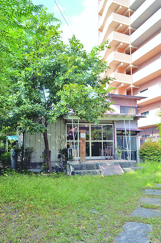 細い道の先にたたずむ小さな古書店
