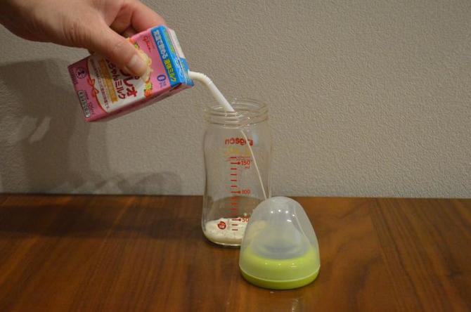 封を開けて哺乳瓶に移し換えれば、すぐ授乳できる