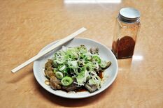 【グルメ探訪】一度頼めば次回も必ず　もつ焼き　青ねぎラーメン太七（佐野）