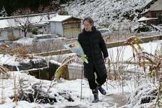 涙こらえ花手向け