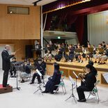 茂木で吹奏楽フェスティバル　フランスの高名な音楽家が指揮　満席の聴衆を…