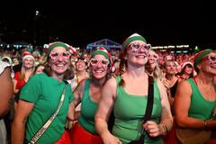 豪、パブ発祥の即興合唱団が人気に