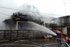 木造住宅が全焼 住人男性やけど