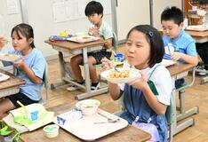 沖縄料理に児童舌鼓