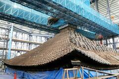 興福寺五重塔、屋根瓦工事を公開