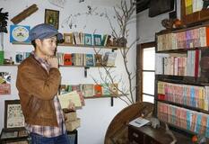 畑の真ん中にたたずむ農家の本屋