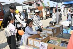 野菜や古本など３０店舗が出店
