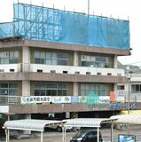 ＪＲ矢板駅前から「ＳＨＡＲＰ」消える　設置から半世紀以上の大看板
