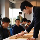 藤井聡太王将と小中学生が対局　アドバイスに「緊張とうれしい気持ち」　大田原でイベント