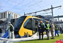 宇都宮で試運転中のＬＲＴ脱線