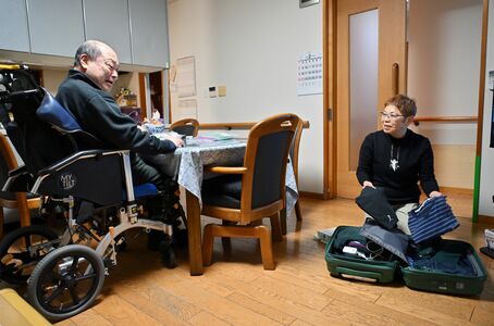 「夜は戦いの時間」　働きながら家族を支える日々　自宅で兄を介護する女性