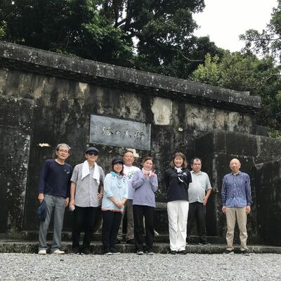 栃木の塔の清掃活動に参加した高久さん（一番左）と栃の葉会のメンバー＝2024年６月15日、沖縄県内