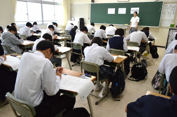 下野新聞模擬テストで実力を試す中学生＝１日午前、宇都宮市睦町
