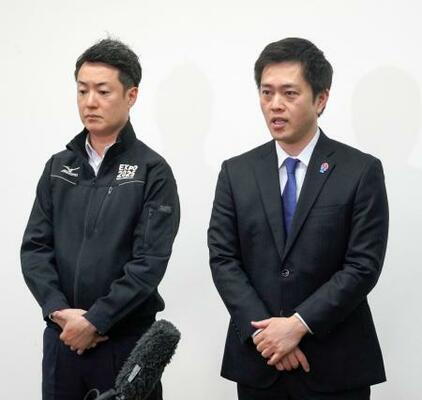 　取材に応じる大阪府の吉村洋文知事（右）と大阪市の横山英幸市長＝２３日午後、大阪市北区