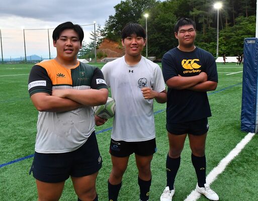 桐蔭学園戦で決勝トライを挙げた国学栃木の斎藤主将（中央）、ＦＷ陣で奮闘した岡田副主将（左）と吉田＝18日、国学栃木高