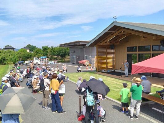 昨年の「ぶどう畑の里山学校」で体験作業の説明を聴く参加者