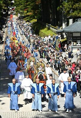 秋晴れの下、表参道を進む「百物揃千人武者行列」＝17日午前11時25分、日光市山内