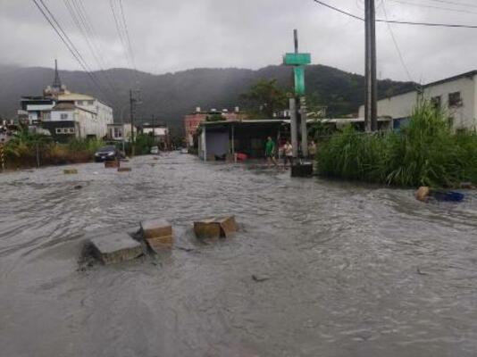 　２３日、台湾東部・花蓮県でせき止め湖から水があふれ浸水した地域（中央通信社＝共同）
