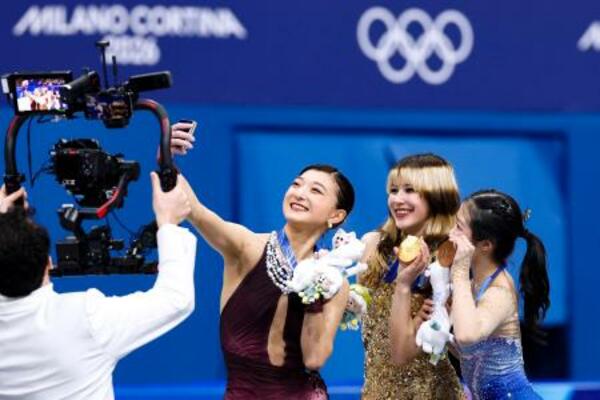 　フィギュアスケート女子の表彰式で自撮りする（左から）銀メダルの坂本花織、金のアリサ・リュウ、銅の中井亜美＝１９日、イタリア・ミラノ（共同）