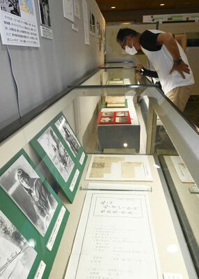 写真や資料が並ぶ戦災展