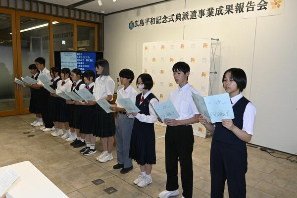 「ひろしま平和の歌」を歌う派遣中学生たち