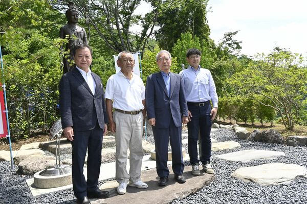 中村さん（右から２人目）と造成に関わった協力者ら
