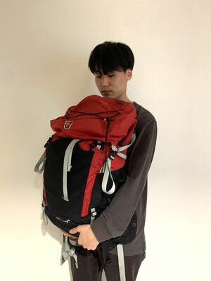 雪崩事故当時、高瀬淳生さんが背負っていたザックを手にする兄悠生さん。大切に使い続けている＝25日夜、東京都（悠生さん提供）