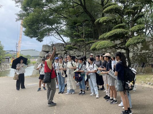 広島城の原爆被害について話を聞く生徒たち