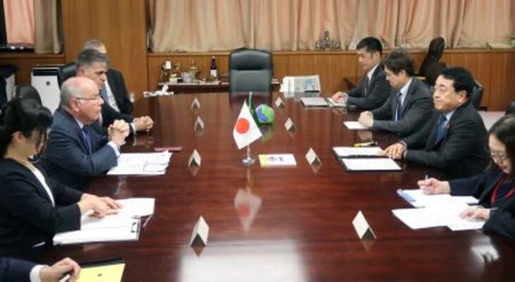 　ブラジルのマウロ・ビエイラ外相（左から２人目）と会談する赤沢経産相（右から２人目）＝１８日午後、東京都千代田区