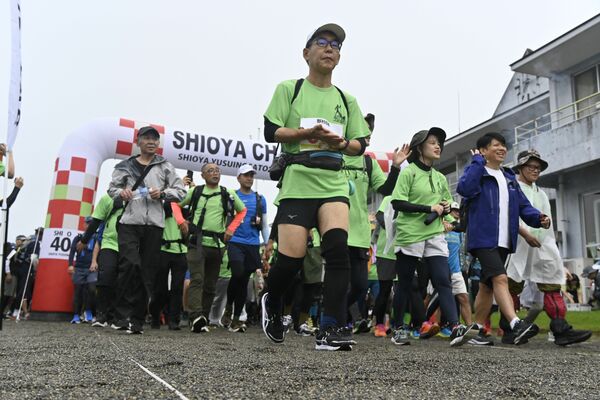 元気良く玉生小を出発する参加者