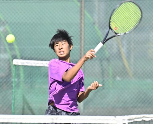 テニス男子シングルス決勝　鋭いリターンを放つ田巻（星の杜）＝屋板運動場テニスコート