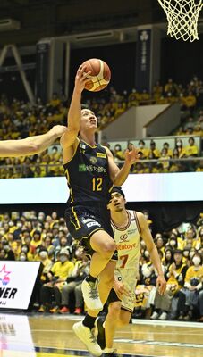 第１クオーター５分、ブレックスの高島がゴールへアタック＝ブレックスアリーナ宇都宮、加藤竜矢撮影