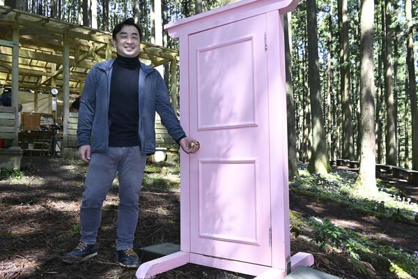 ピンク色のドアを作製した鈴木さん
