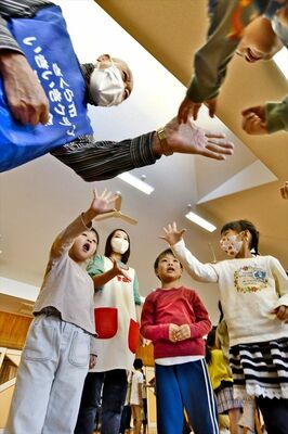 楽しく交流する園児たち