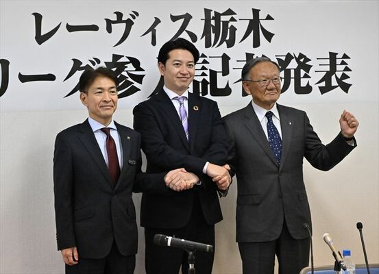 新Ｖリーグ参入の記者会見で握手を交わす店網社長（中）、早川足利市長（左）、大豆生田県バレーボール協会長＝足利市