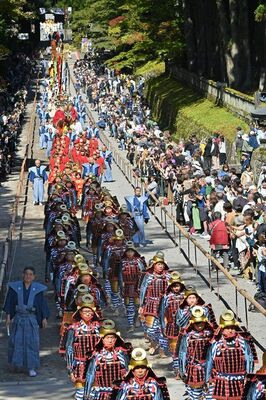 秋晴れの下、表参道を進む「百物揃千人武者行列」＝17日午前11時30分、日光市山内