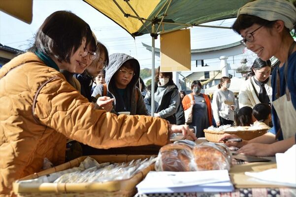 手作りのパンや菓子が並ぶ売り場