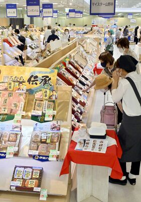 来店客でにぎわうお中元大ギフトセンター＝13日午前11時40分、宇都宮市宮園町