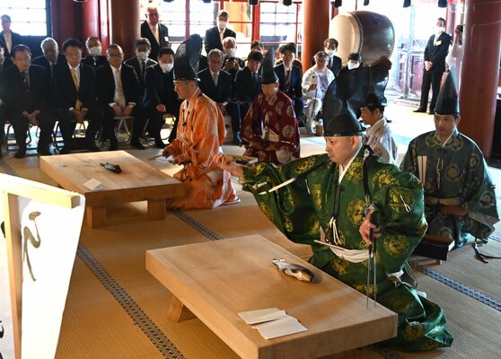 包丁人が優雅な手さばきを披露した包丁式