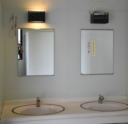 乗車予約表がはられた公衆トイレの照明器具＝10日午後、大田原市黒羽田町