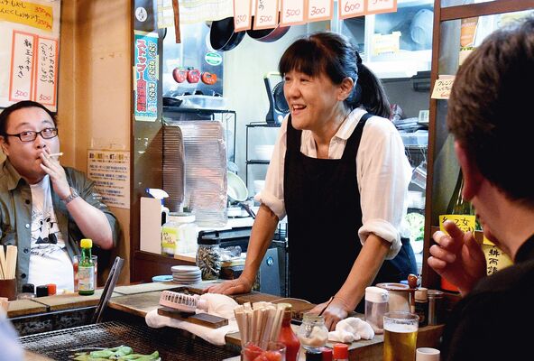 営業最終日、常連客たちと談笑するちえさん